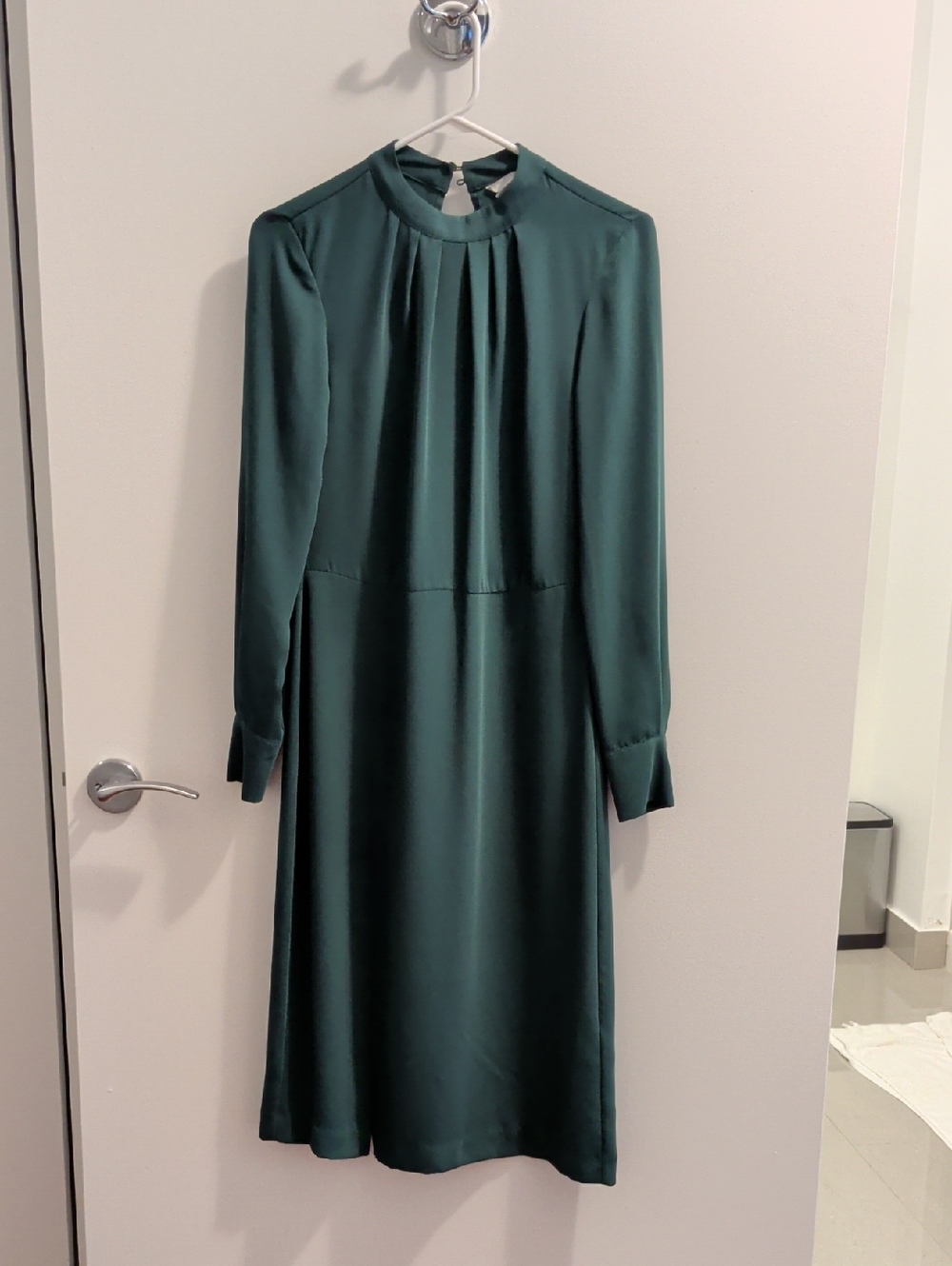 H&M Elegant Women's Long-Sleeve Midi Dress in Deep Green